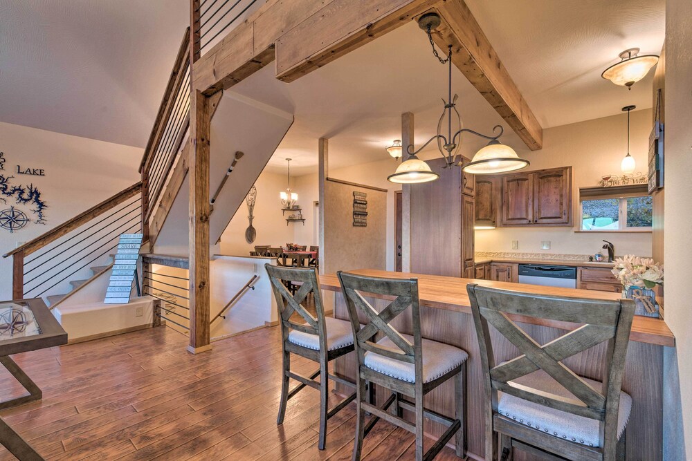 Pet-friendly Branson West Lodge w/ Hot Tub!