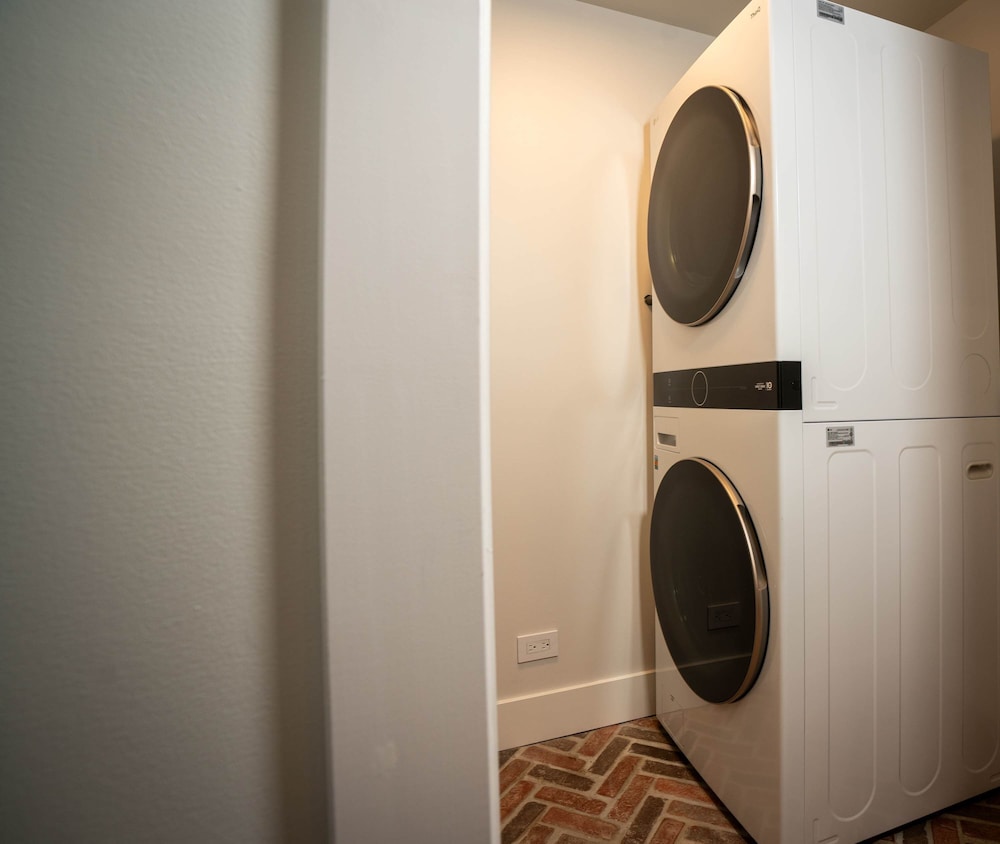Magnolia Manor - Remodeled Home Near Downtown
