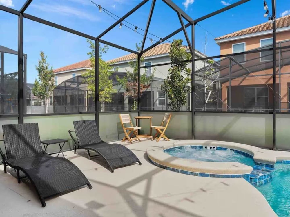 Super Blue- Sleeps 24 w Pool Movie Loft