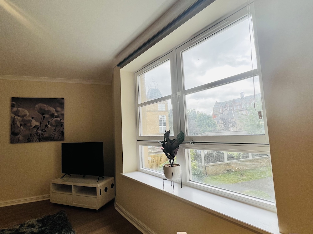 Stunning 2-bed Apartment in Edinburgh Free Parking view 3