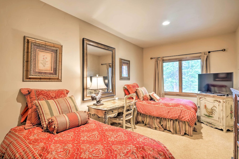 Luxury Lodge on Blue River & Breck Shuttle Route! view 5