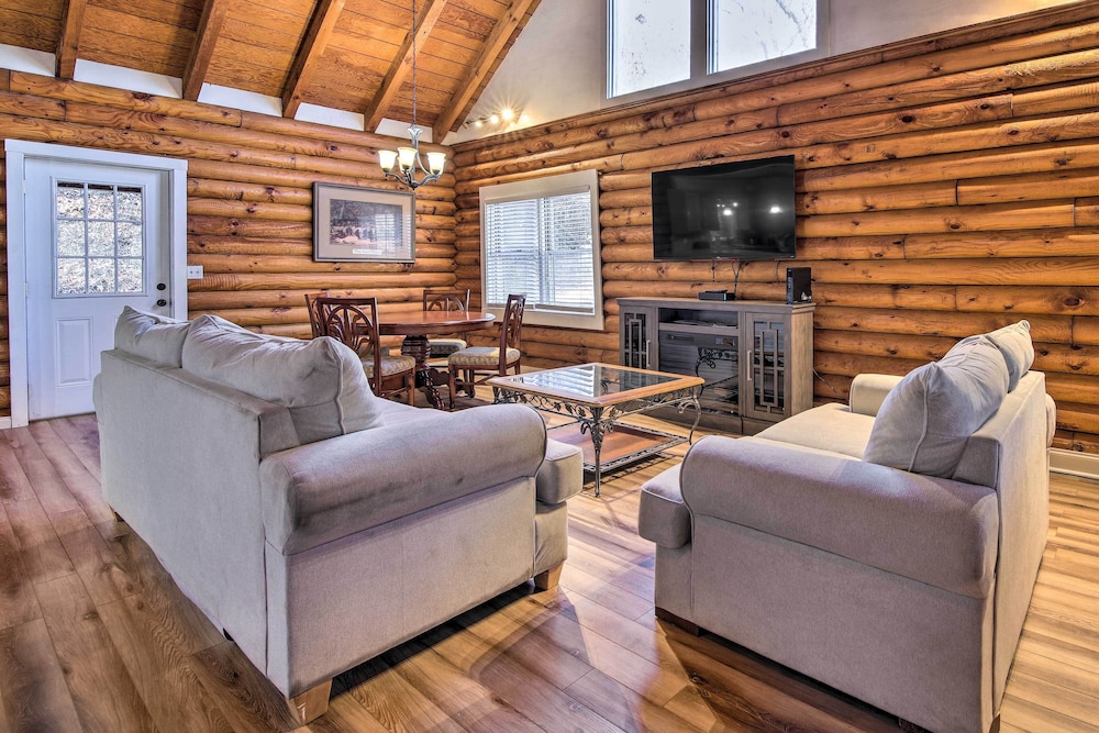 Pet-friendly Gatlinburg Cabin w/ Hot Tub!
