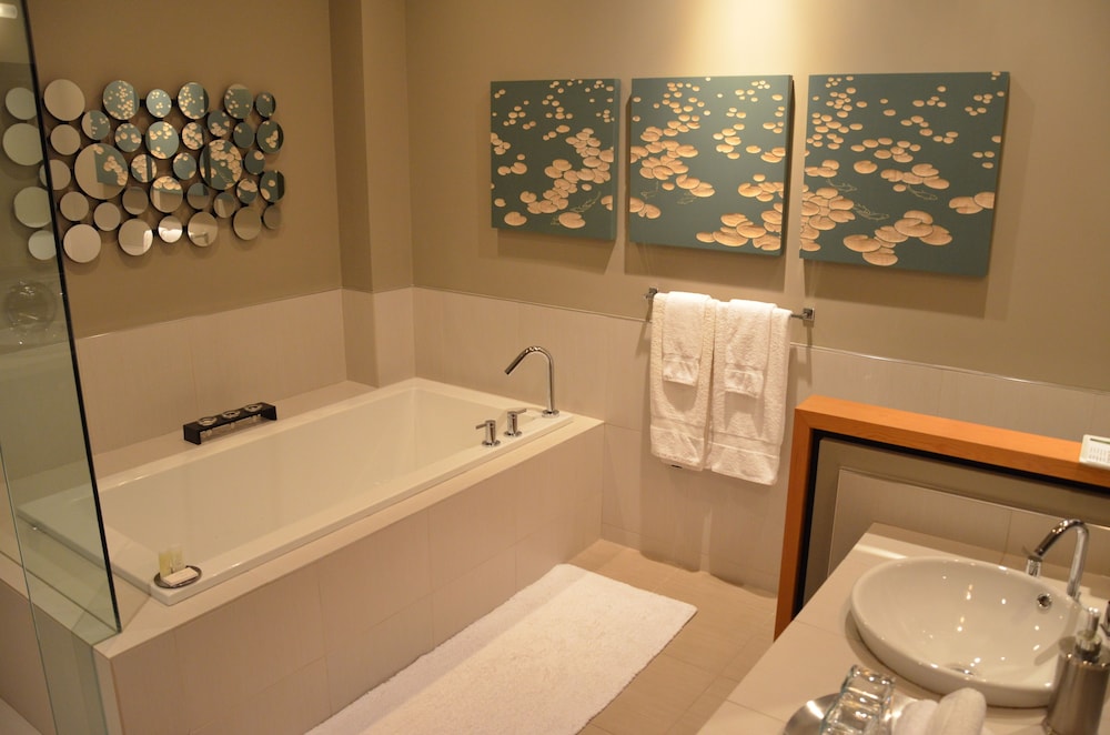 Shades of Jade Inn and Spa
