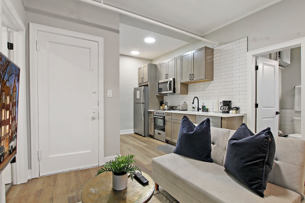 Sleek and Cozy 1BR Apartment - Hartrey G