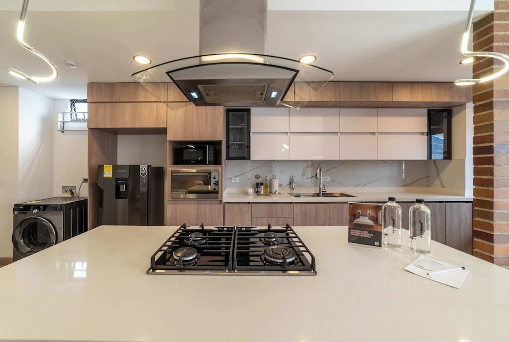 w Elegant 3BR w Outdoor Balcony