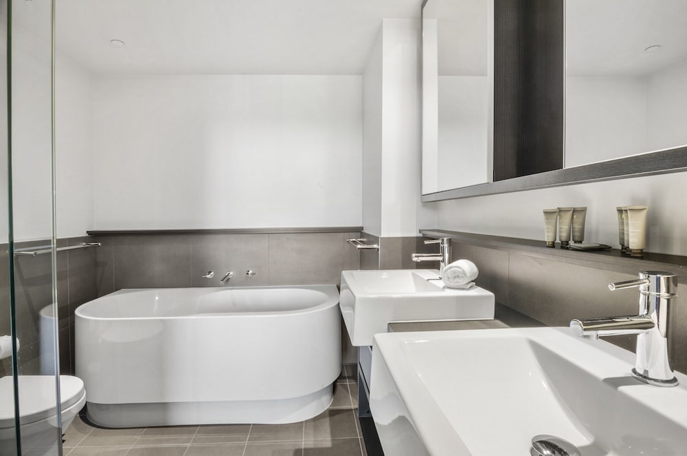 Stunning 2-bed Apartment With Water Views