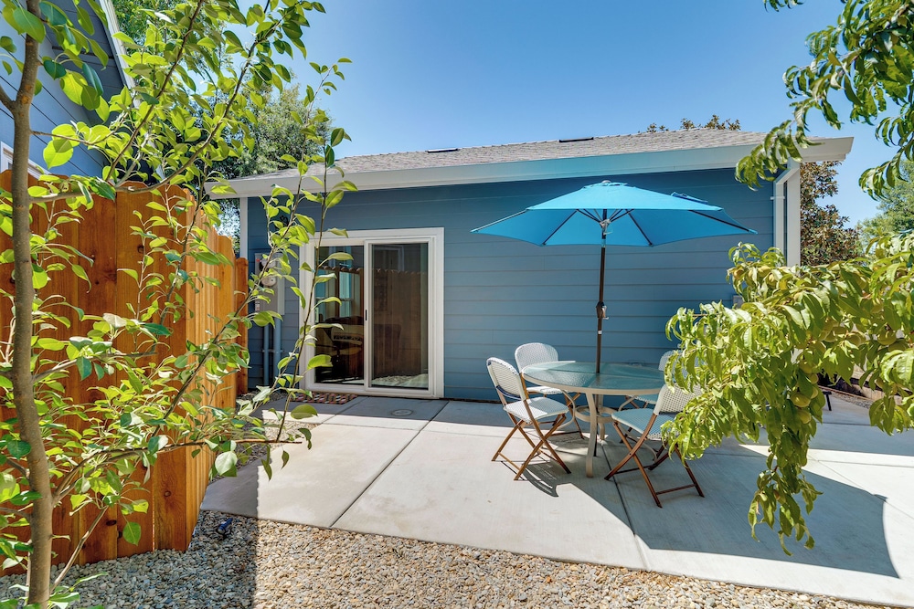 3 Mi to UC Davis: Retreat w/ Furnished Patio!