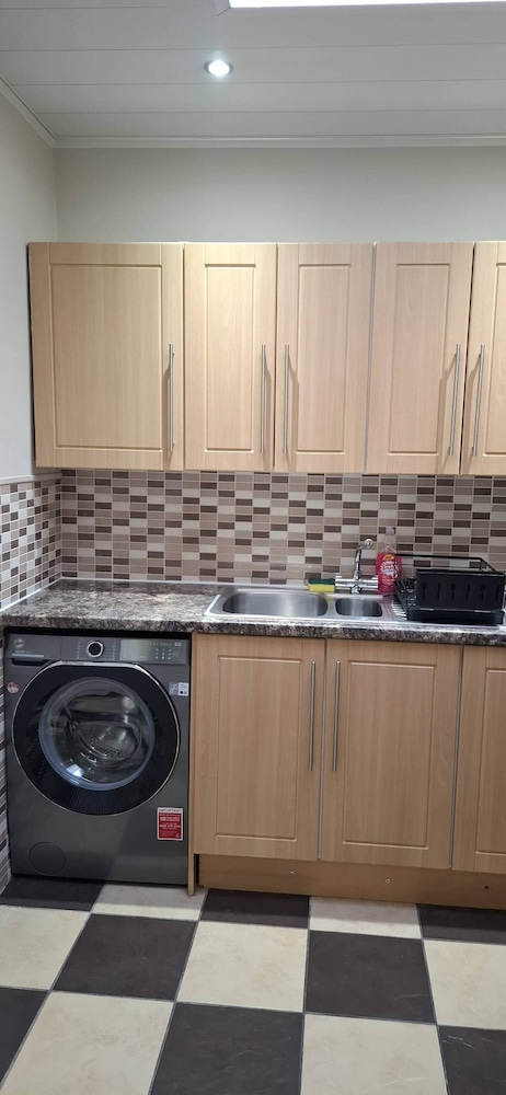 Spacious 3 Bed 2 Baths Free Wifi Central Location