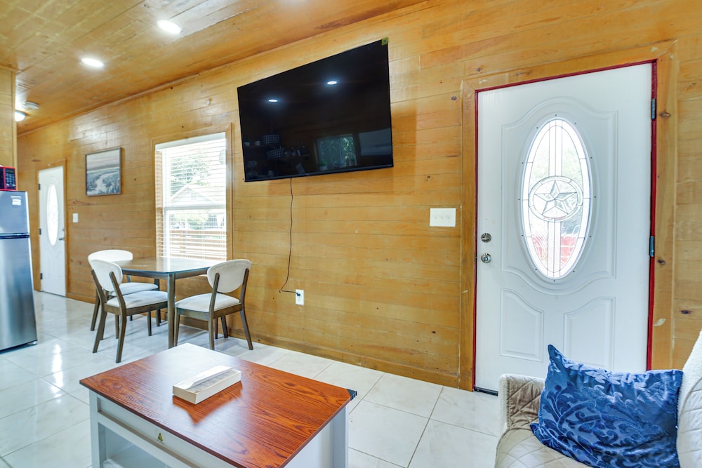 2 Mi to Family Attractions: Brownsville Cottage!