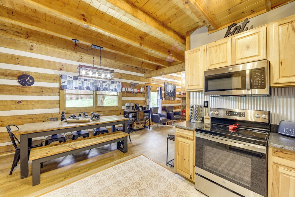 Mins to Dollywood: Boujee Bear Cabin w/ Hot Tub!