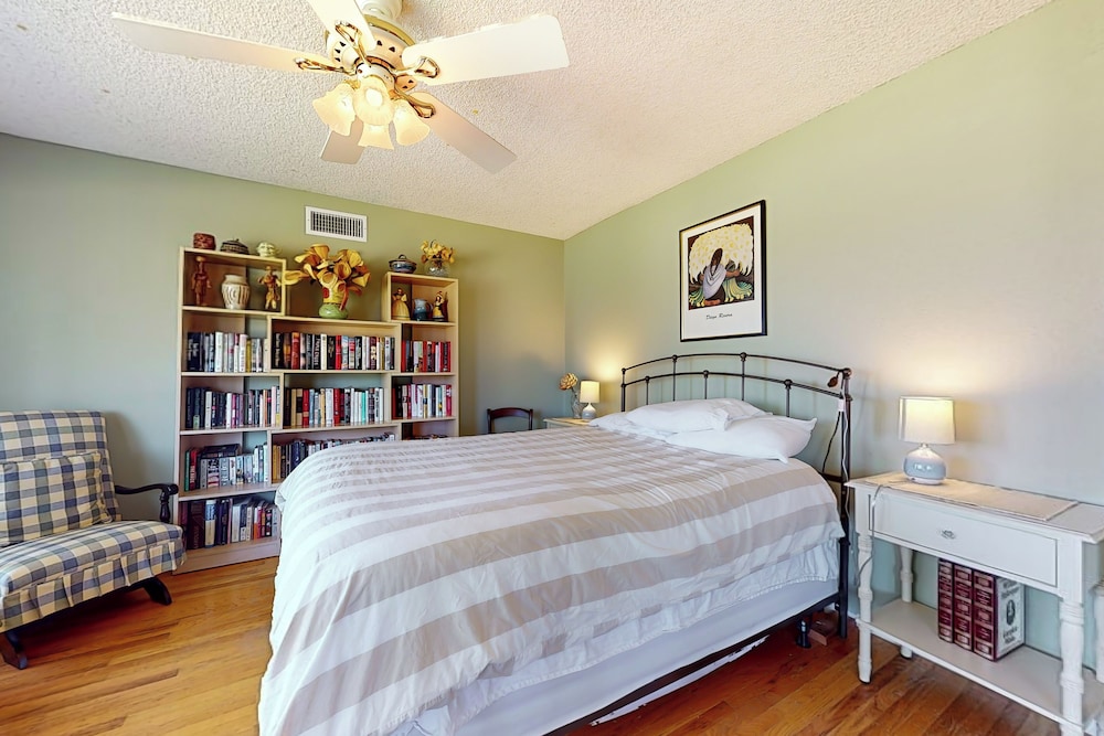 4BR Sierras-view Home w/ Pool & A/C - Dogs OK