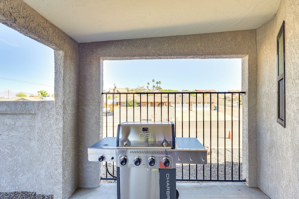 2 Mi to Windsor Beach! Updated, Sleek Family Home