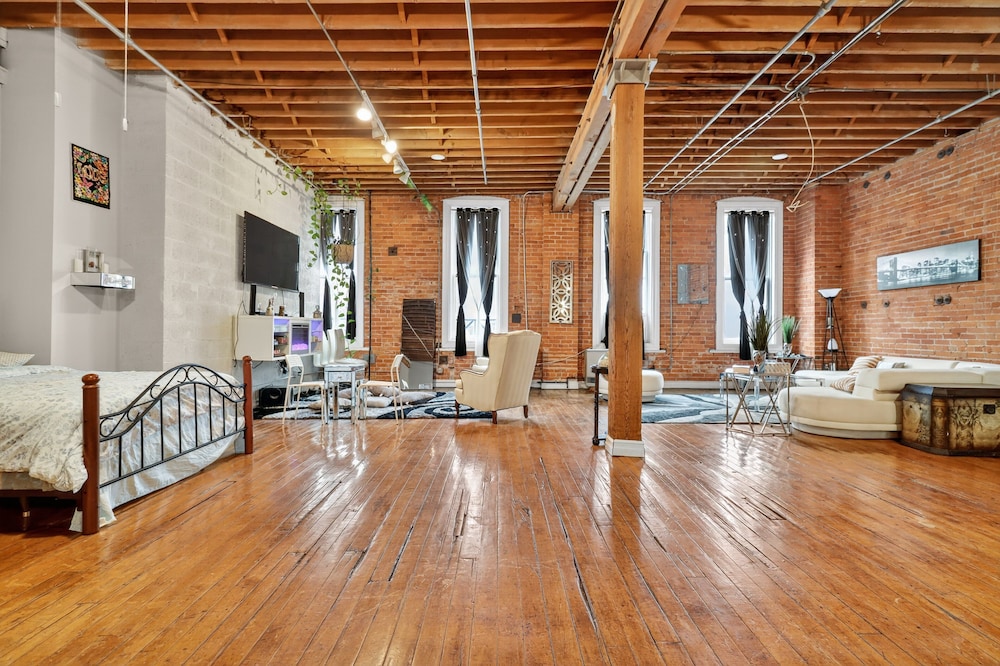Huge 'man Cave' 2 Mins From Downtown Detroit 1 Bedroom Apts