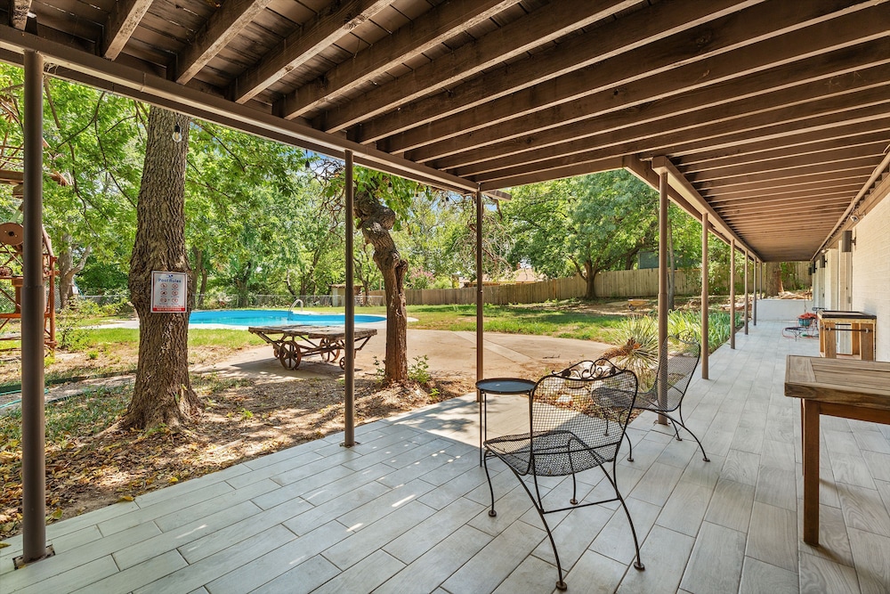 Family Home w Pool-hot Tub-large Yard-pool Table