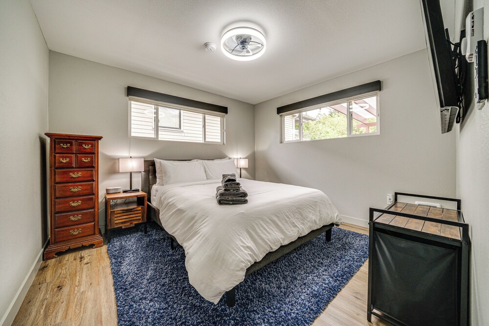 2 Blocks to Beach Park: Cozy Seattle Townhome