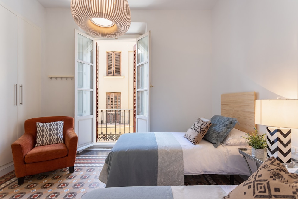 3 Bd Apartment With Balconies Next to Larios Street. Larios