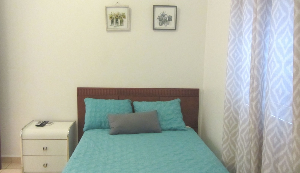 Henry's GuestHouse - Hostel