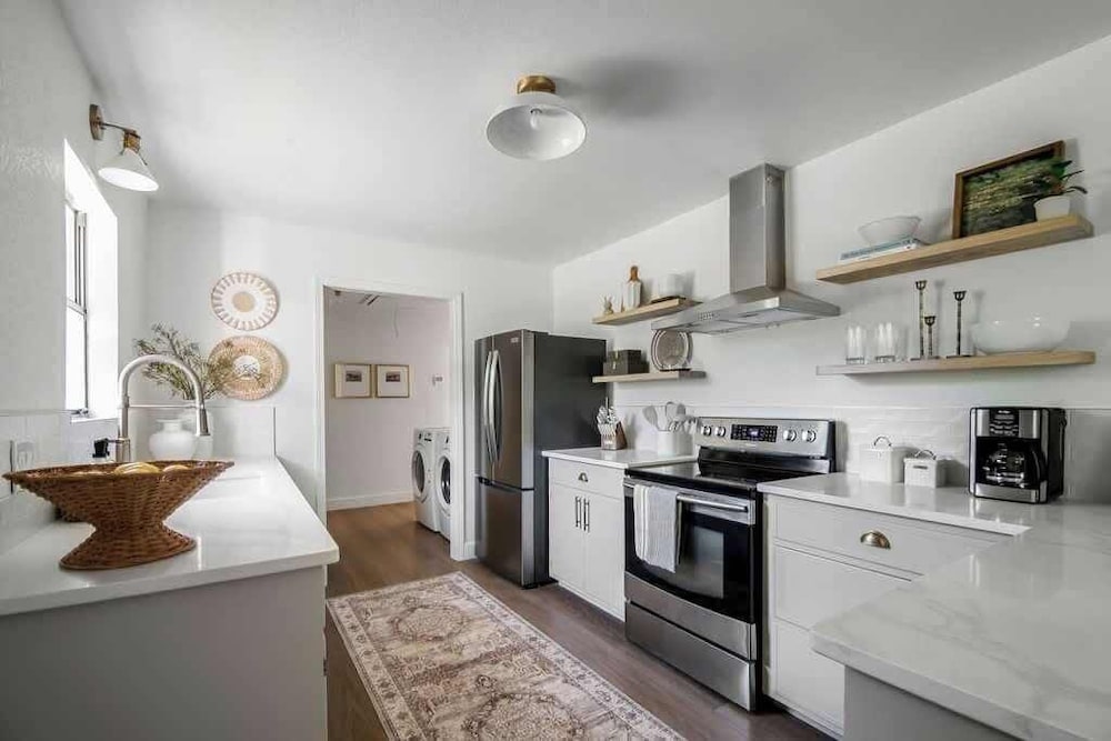 Luxe Poolside Retreat W/sauna-minutes From Downtown!