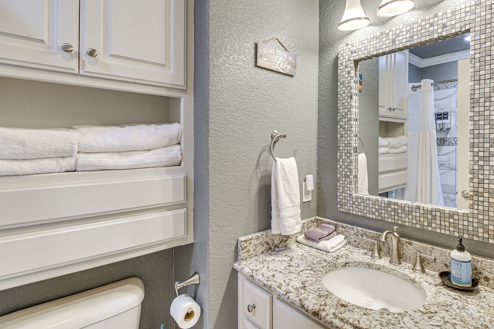 Tranquil Views: Riverfront Retreat in Hot Springs!