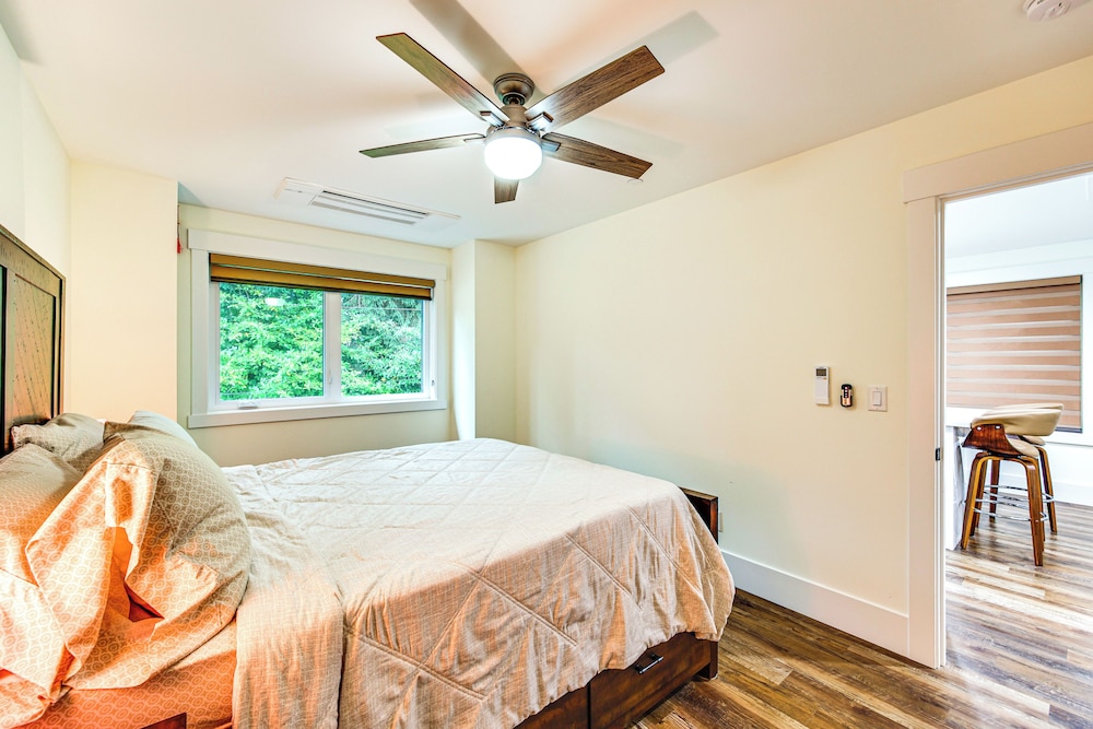 Quiet PNW Base: Walkable Apt in Normandy Park
