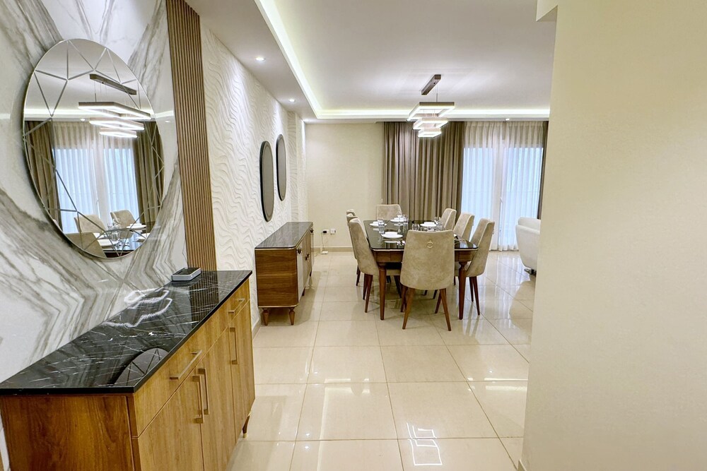 Calm & Classy 2BR - 5 min to Airport