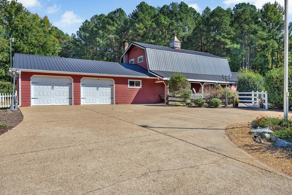 Pet-friendly 3BR Lake House Firepit + Pier