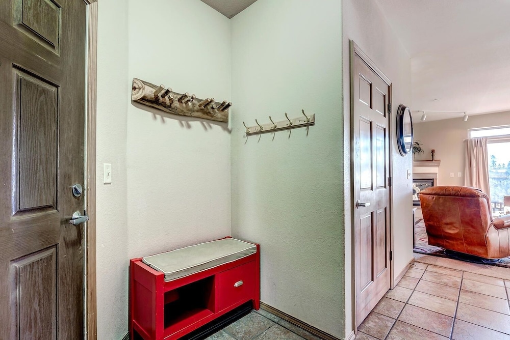 Tarn Landing C-19 1 Bedroom Condo by RedAwning