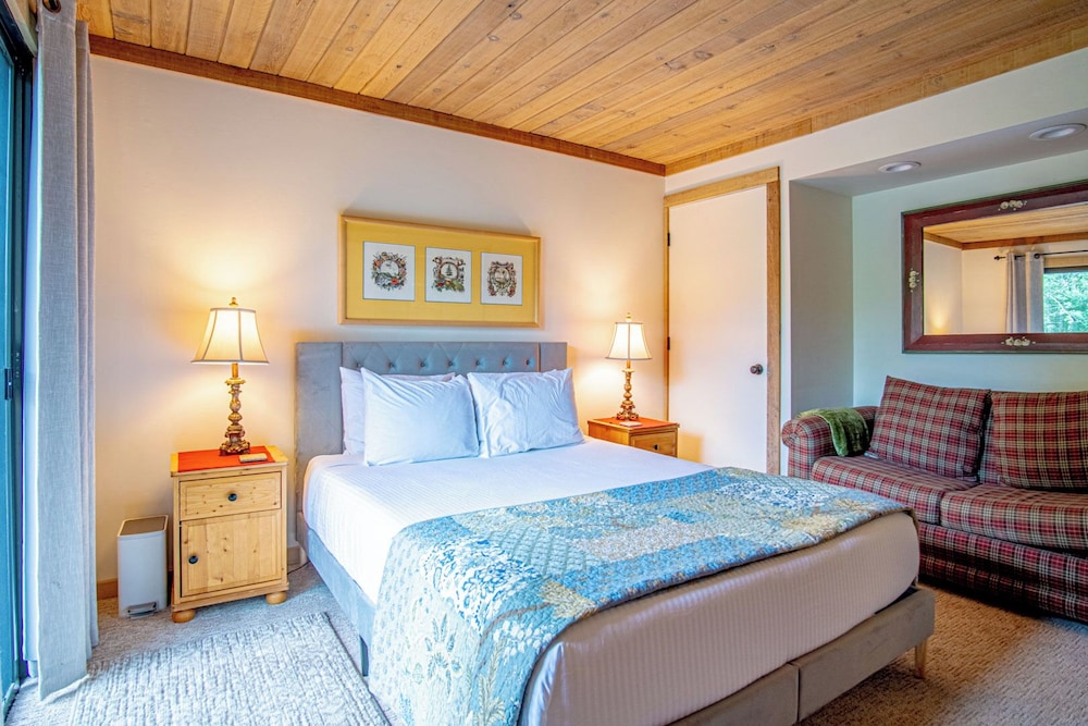 Bonne Vie 2247 Sunny & Spacious 4 Bedroom Condo in the Heart of Elkhorn Village