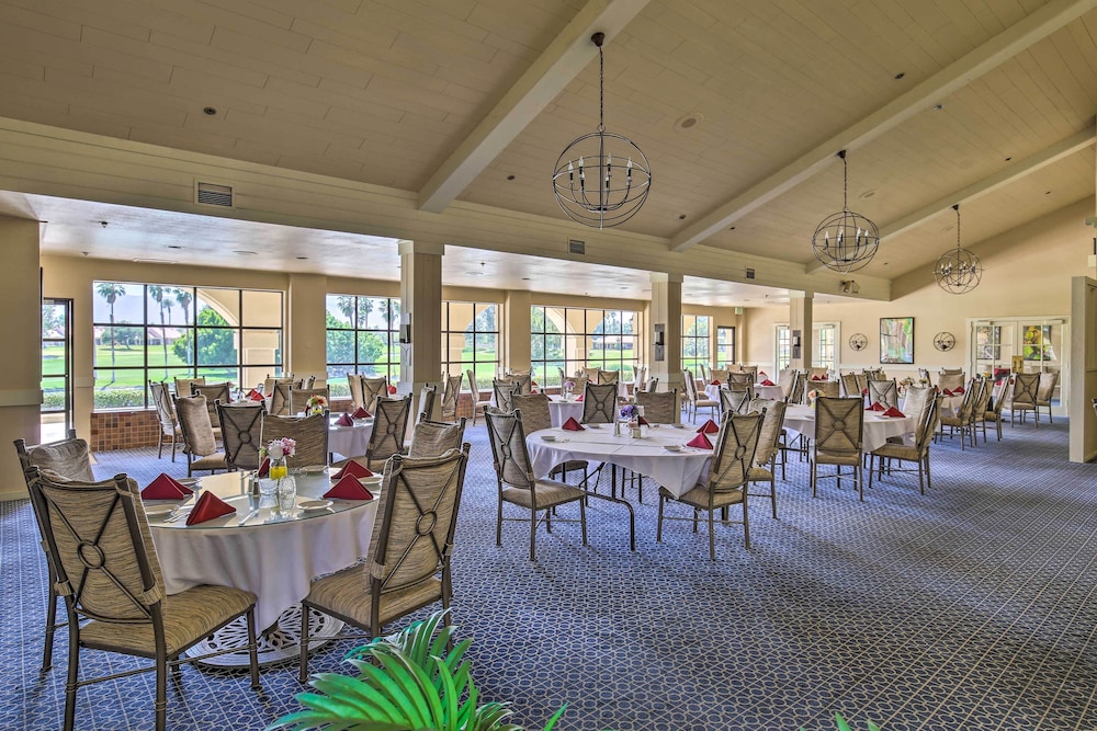 Games, Grill & Golf Course View: Palm Desert Gem!