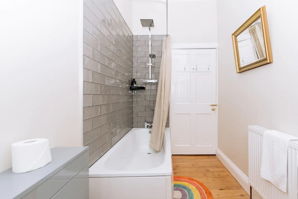 Bright and Cosy 2 Bedroom Flat in Trendy Leith view 2