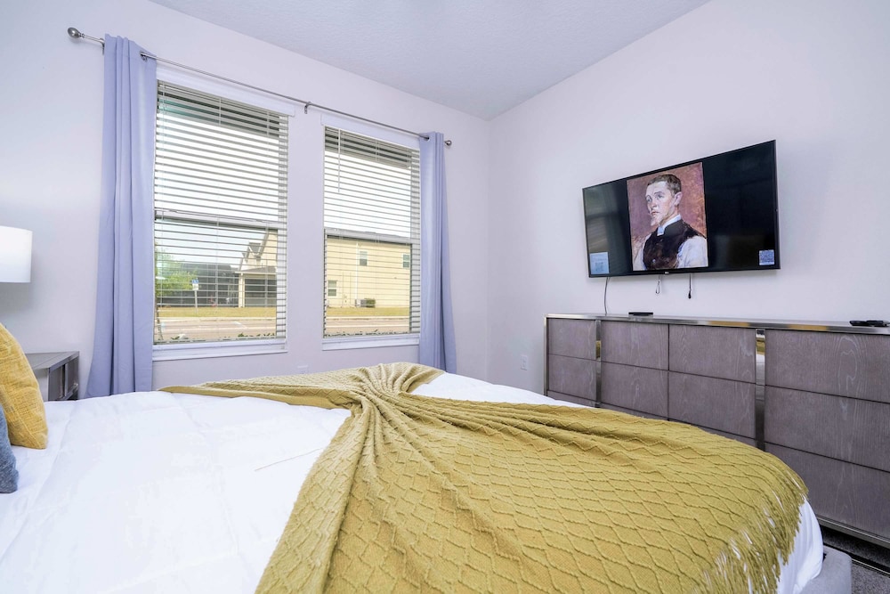 Stunning Game Room & Pool Jacuzzi Storey Lake 2799