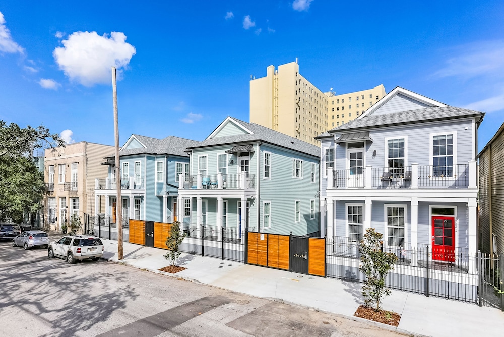 Stunning 4 BR Condo + Pool - Near St. Charles