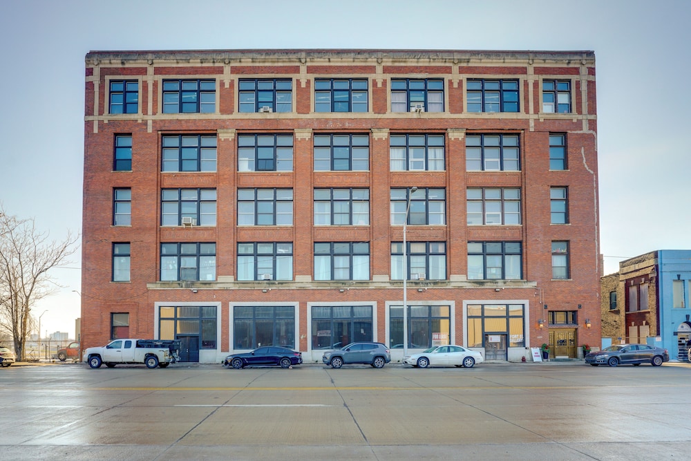 1 Mi to Dtwn! Riverside Corktown Loft on 2nd Floor