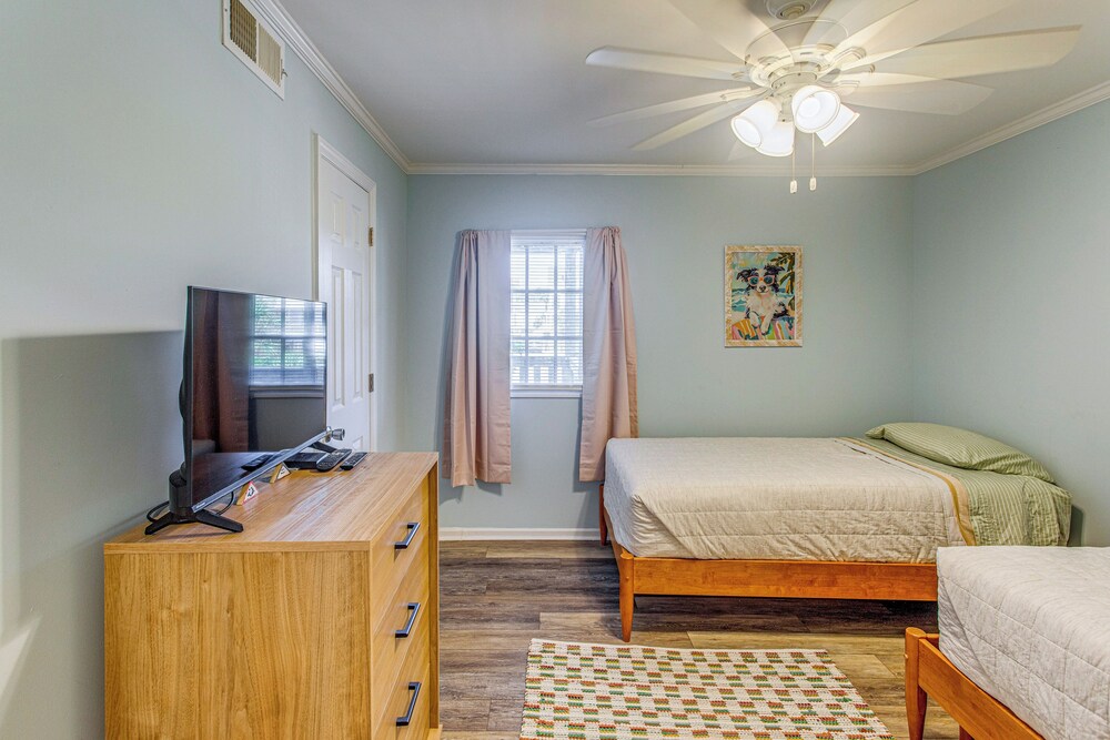 Beachfront Oasis w/ Pool Access in Surfside Beach!