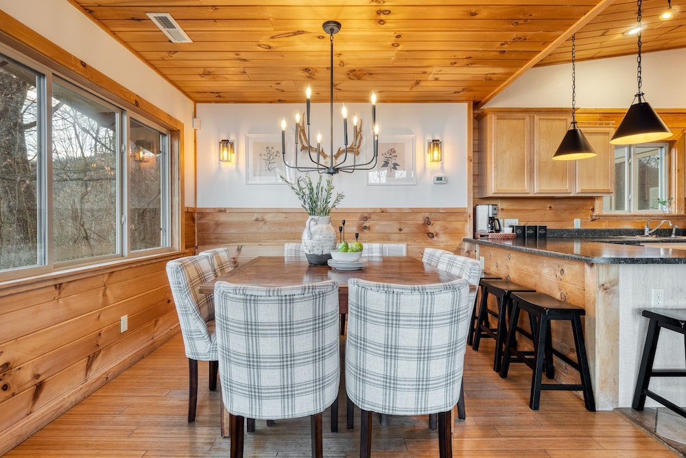 Chestnut by Avantstay Mountain Cabin w Treetop Views Hot Tub Game Room