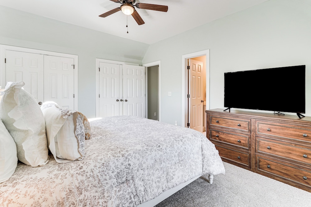 Summerville Historic Bungalow w/ Hot Tub