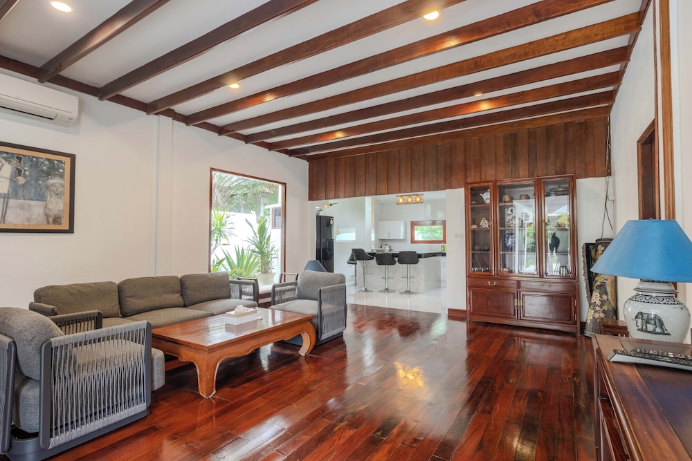 4Br Massive Property Huge Pool V244