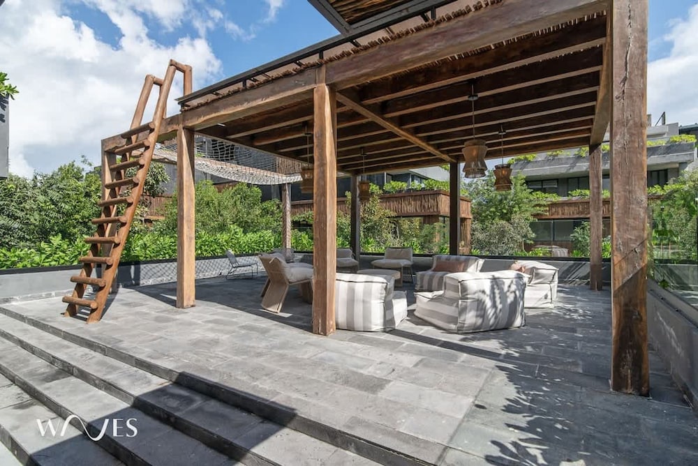 2BR w Private Pool - Steps Away From the Beach