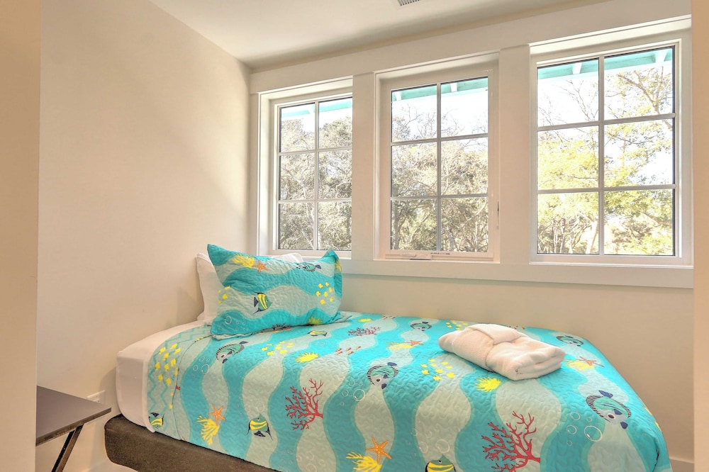 Beachside Boardwalk & Views Pool + Hot Tub 202 on the Sound