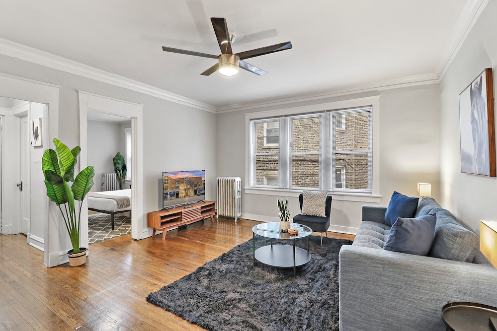 1BR Homey Pad - Lincoln 205