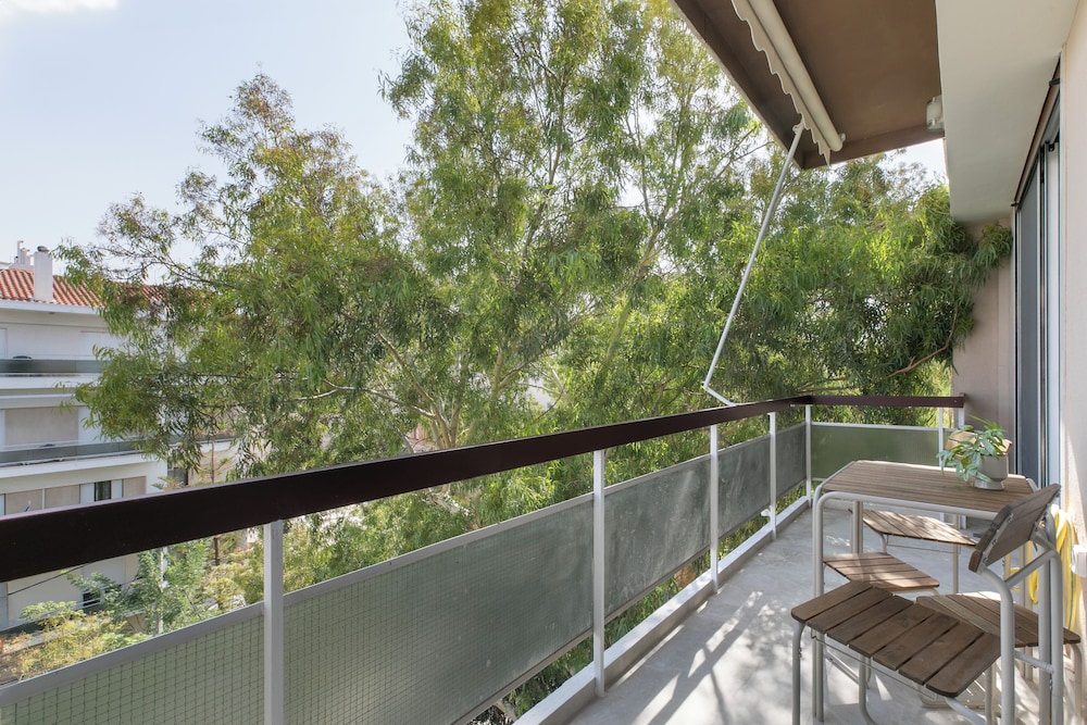 Kallisti 2BR Apt & Balcony in Nea Smyrni
