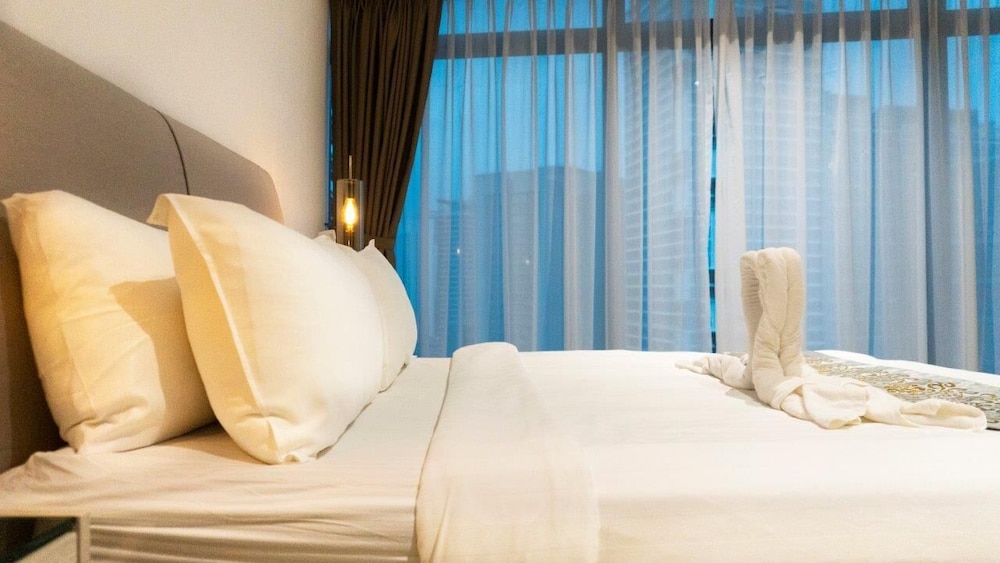 Moonway Luxury Suites At Eaton Residence