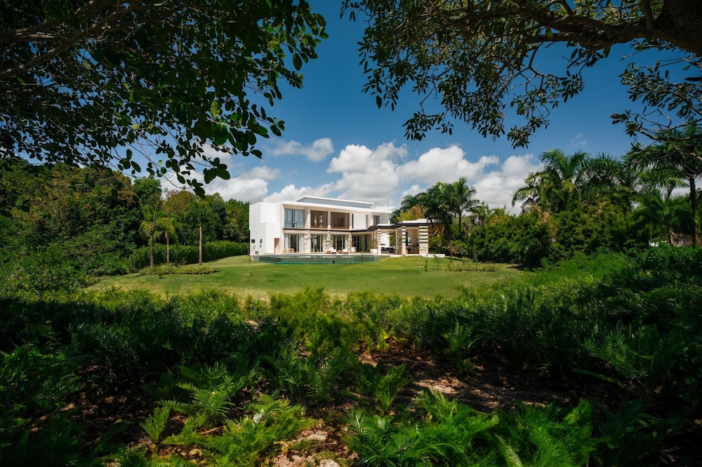 Modern 6 BDR Golf Front Villa in Luxury Beach Resort w Pool and Heated Jacuzziz