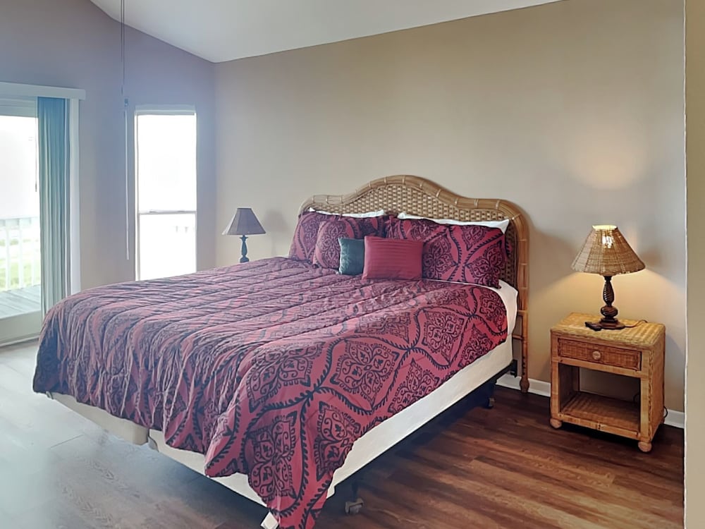 Whispering Sands Beachfront by Ryson Vacation Rentals
