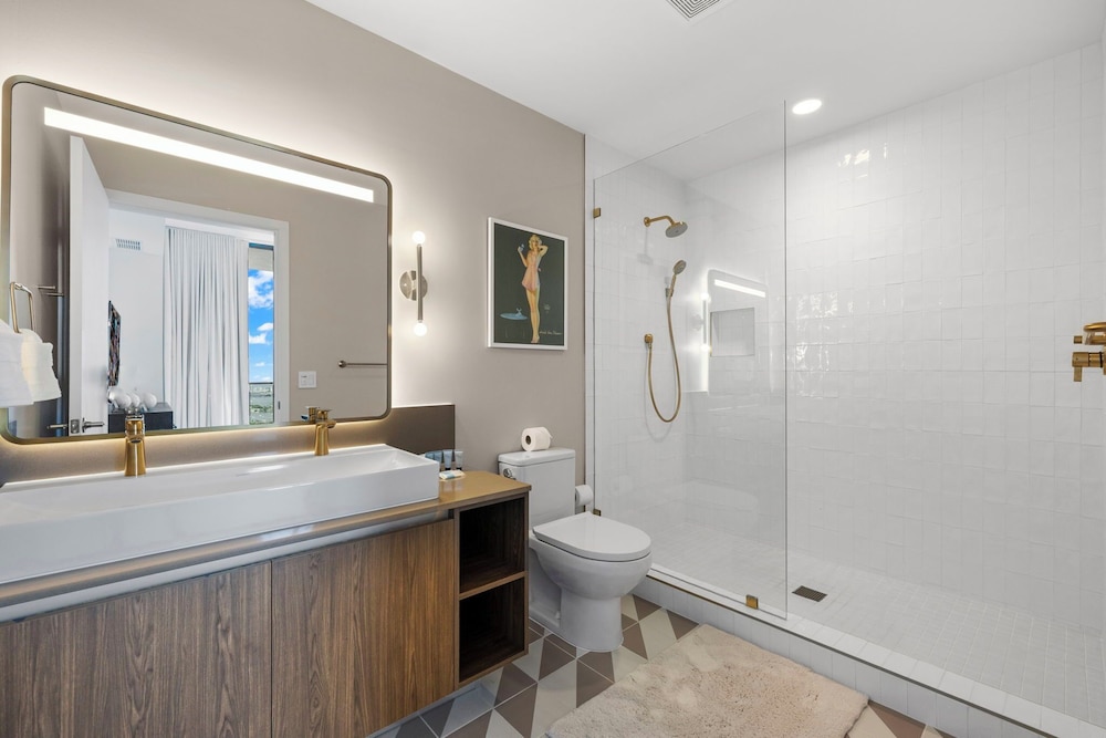 Lux Studio W City Views and Pool