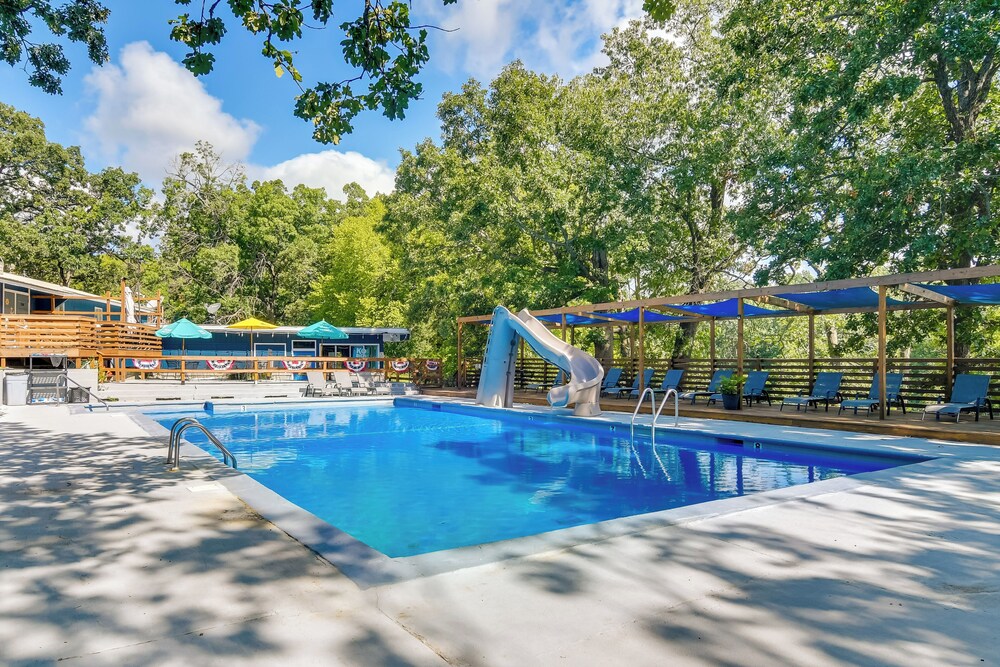 Charming Studio w/ Pool & Table Rock Lake Access!