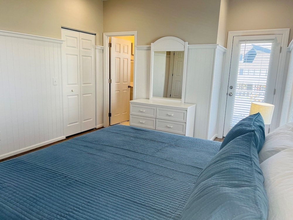 Fins / 1295 Ocean Blvd West 10 Bedroom Home