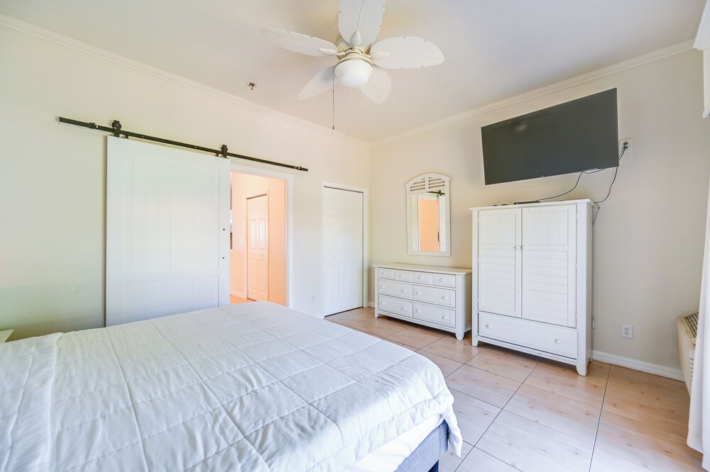 Sail + Soak: Naples Condo w/ Heated Pool Access
