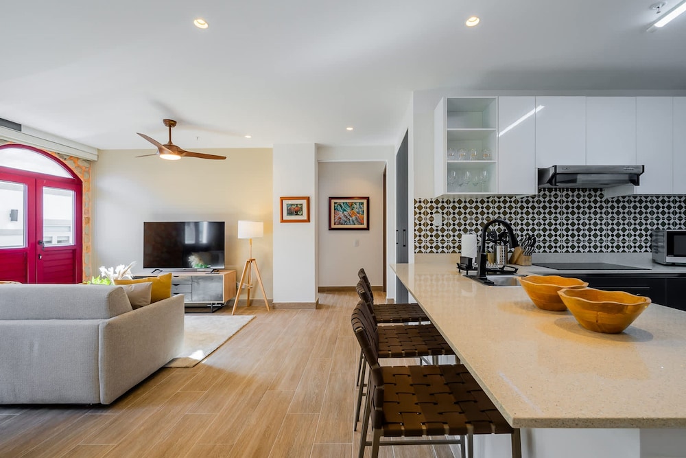 w Beautiful 2BR w Balcony in Casco Viejo