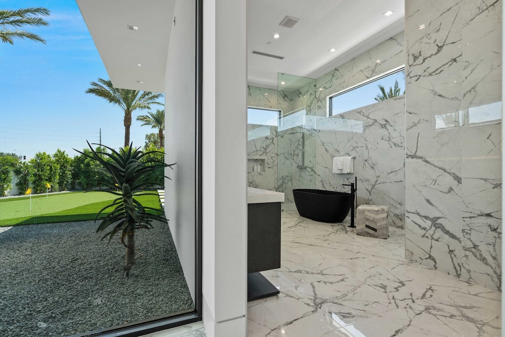 Sleeps 23 Pool, Hot Tub & Putting Green Minutes to Golf & Dining Bravo Villa #7 by Avantstay